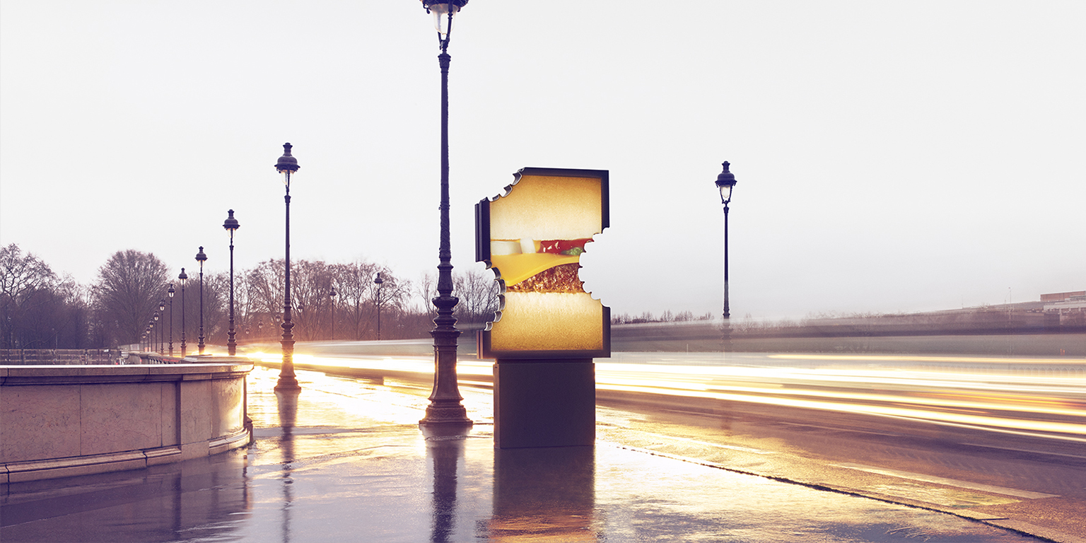 パリにあるマクドナルドの看板の写真