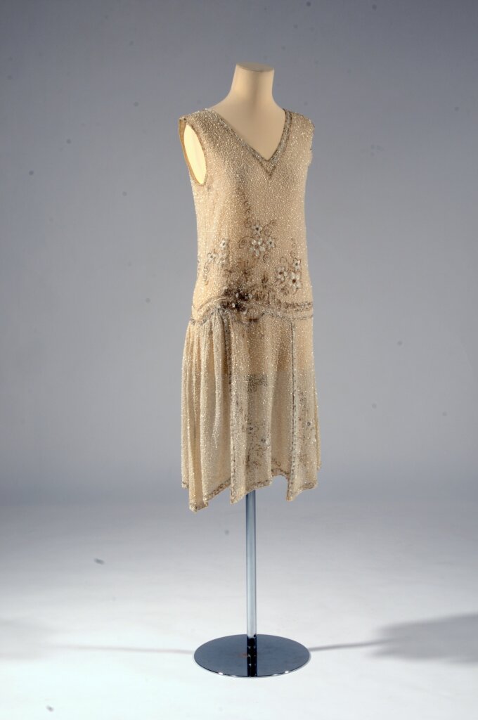 《イブニング・ドレス》1920年代、文化学園服飾博物館蔵