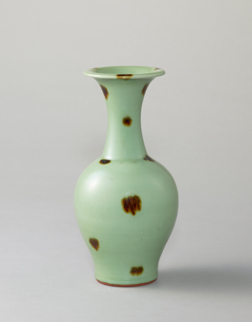 中国 龍泉窯《青磁鉄斑文瓶(飛青磁花瓶)》 元時代 14世紀 重要文化財 石橋財団アーティゾン美術館