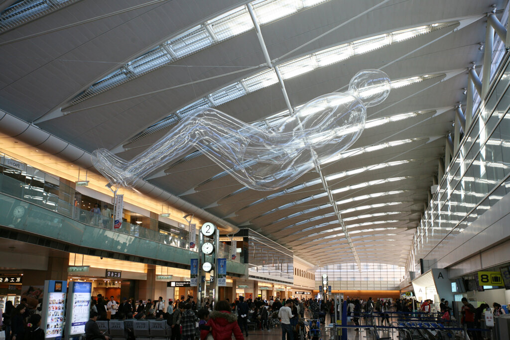 鈴木康広《 空気の人》　2007年、2009年「空気の港－テクノロジー×空気で感じる 新しい世界」 羽田空港 第2ターミナルにて