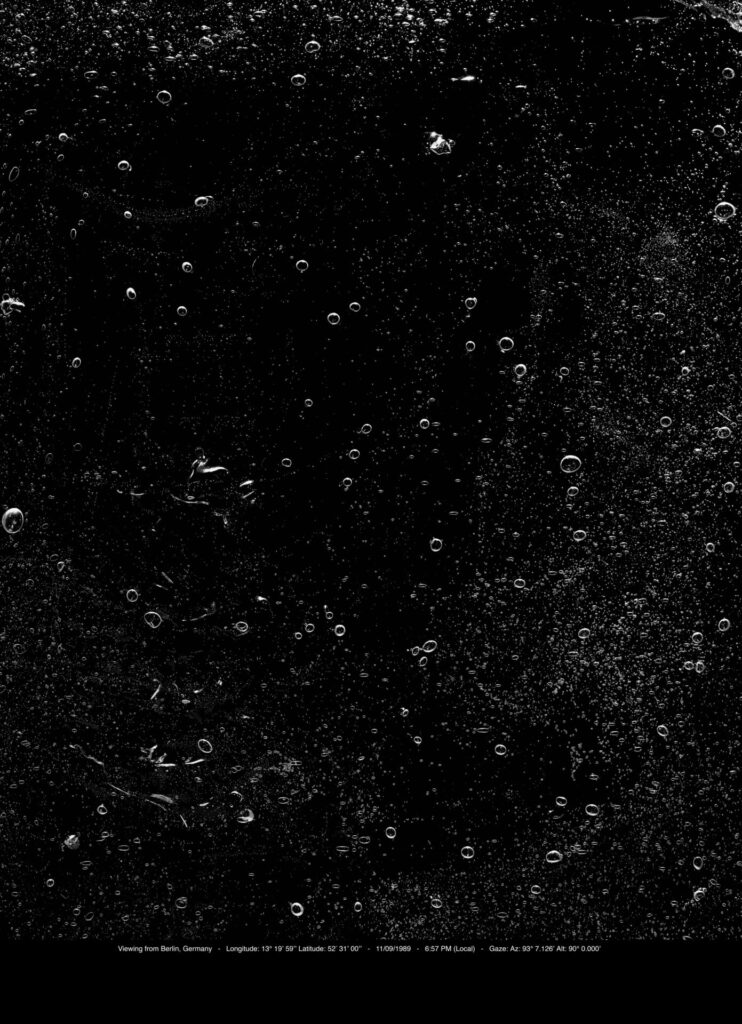 ヴィック・ムニーズ《ピクチャー・オブ・エアー　ベルリンからの眺め、ドイツ　東経13度19分59秒、北緯52度31分0秒／1989年11月9日午後6時57分／方位角93度7分126、地平高度90度》2001
