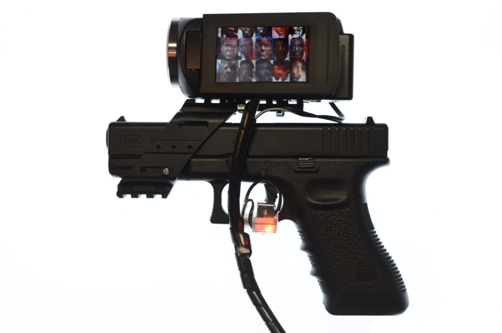 《Alt-Bias Gun》：長谷川愛