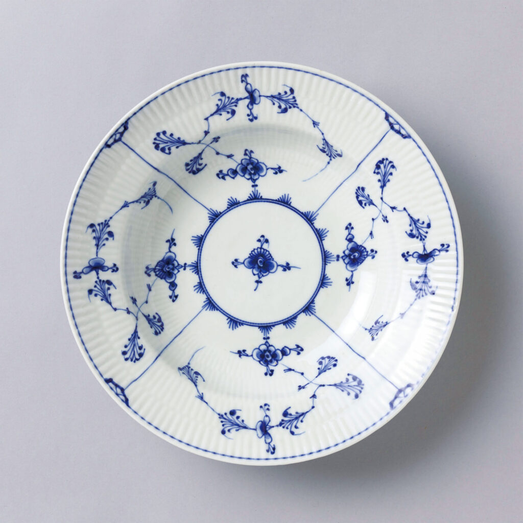 　《皿〈ブルーフルーテッド〉》ロイヤル コペンハーゲン