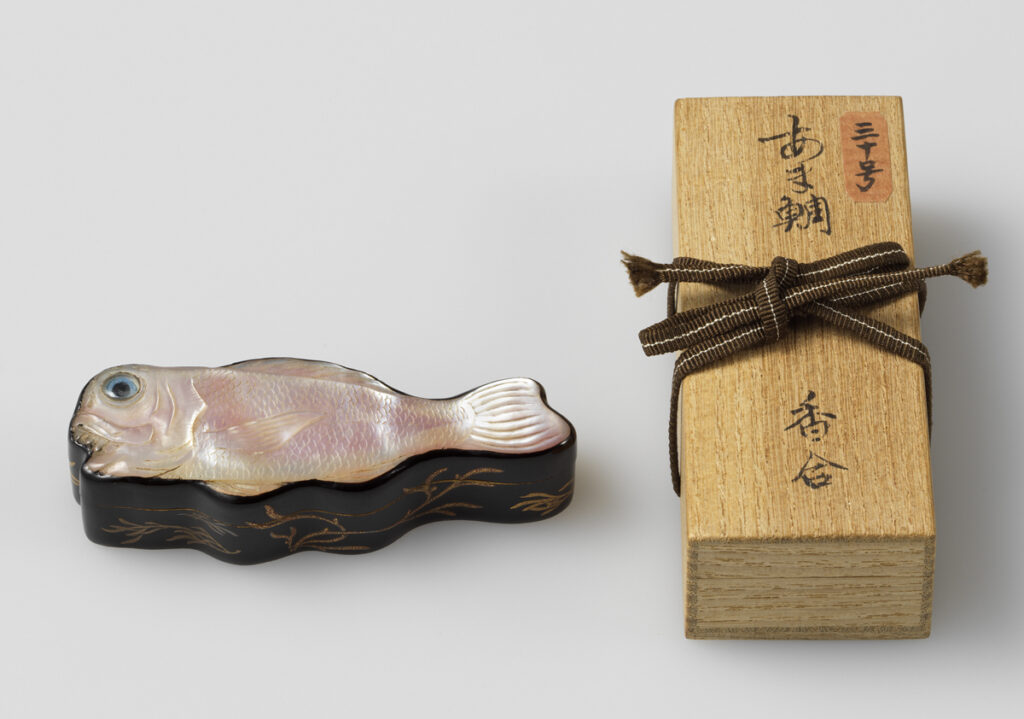 甘鯛香合（たばこと塩の博物館所蔵）