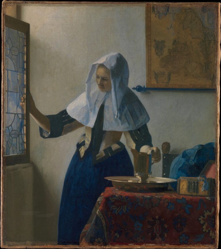 ヨハネス・フェルメール《水差しを持つ若い女》（1662年頃）、メトロポリタン美術館。白い頭巾と襟を着けた女性が、右手で窓を開け、左手で洗面器に置かれた水差しを持っている。背後の壁には地図が掛かる。
