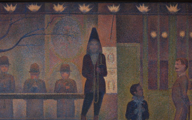 ジョルジュ・スーラ《サーカスの客寄せ（パレード・ド・シルク）》（1887–88年）、メトロポリタン美術館。夜の見世物小屋の前で、台の上のトロンボーン奏者や楽師たちが正面を向いて並ぶ、細かな色の点で描かれた油彩画。