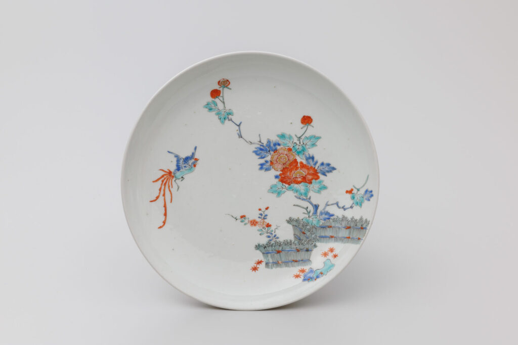 色絵牡丹鳳凰柴垣文皿　有田　南川原山か　1670～1680年代　個人蔵