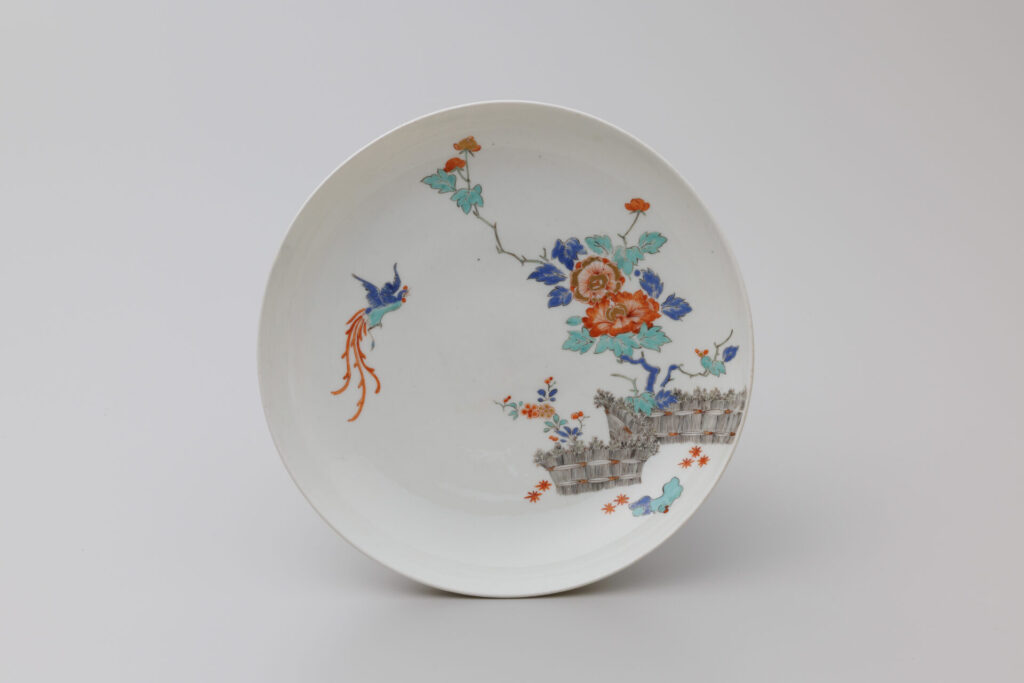 色絵牡丹鳳凰柴垣文皿　マイセン　1729～1731年　個人蔵