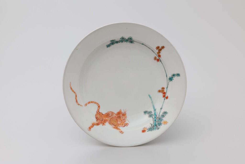 色絵竹虎文皿　有田　南川原山か　1680～1710年代　個人蔵