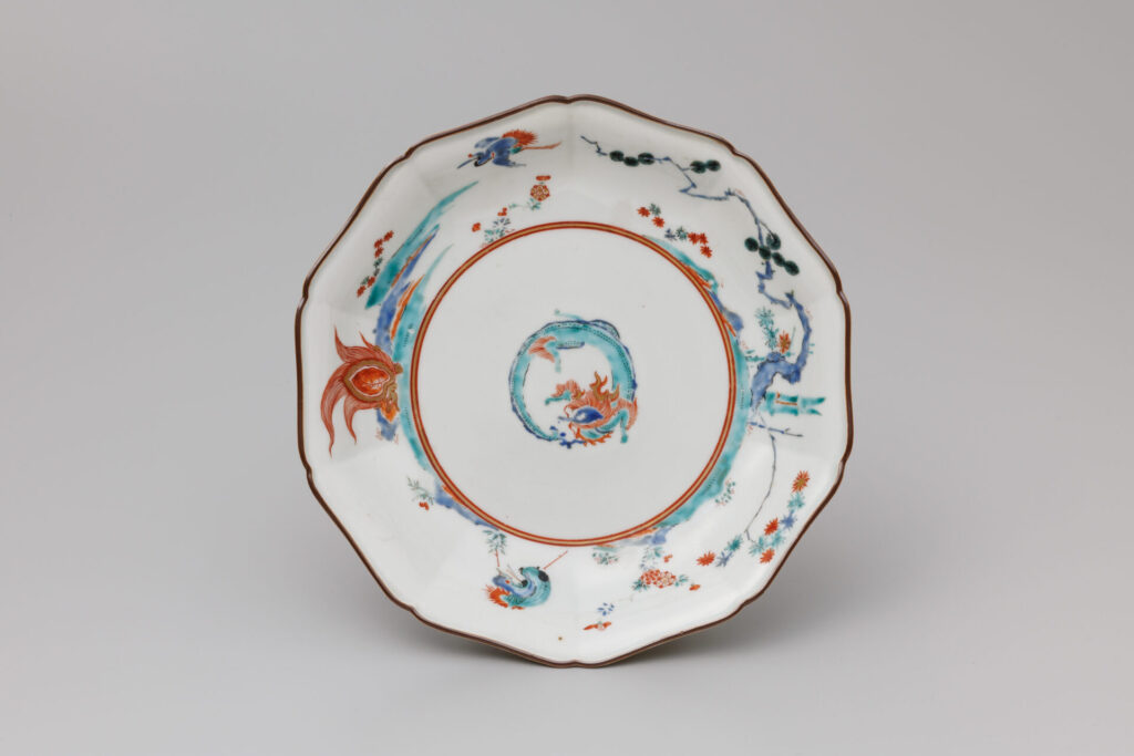 色絵龍鶴亀松竹梅文輪花皿　有田　南川原山　1670～1690年代　佐賀県立九州陶磁文化館所蔵