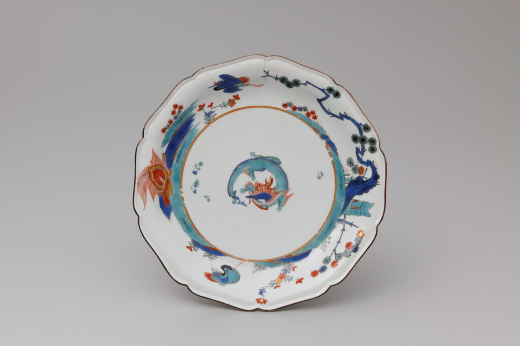 色絵龍鶴亀松竹梅文輪花皿　マイセン　1730～1735年　個人蔵