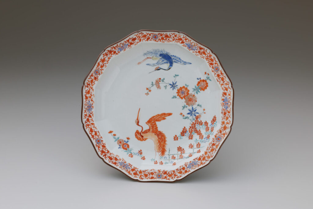 色絵草花鶴文輪花皿　有田　南川原山　1670～1680年代　佐賀県立九州陶磁文化館所蔵