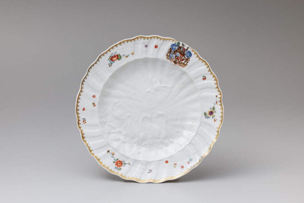 色絵陽刻白鳥文紋章入輪花皿　マイセン　1737～1741年　栃木県立美術館所蔵　伊東直子コレクション