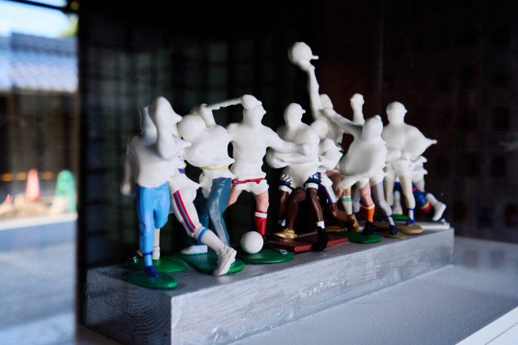 金氏徹平《White Discharge(11 Sports Figures)》