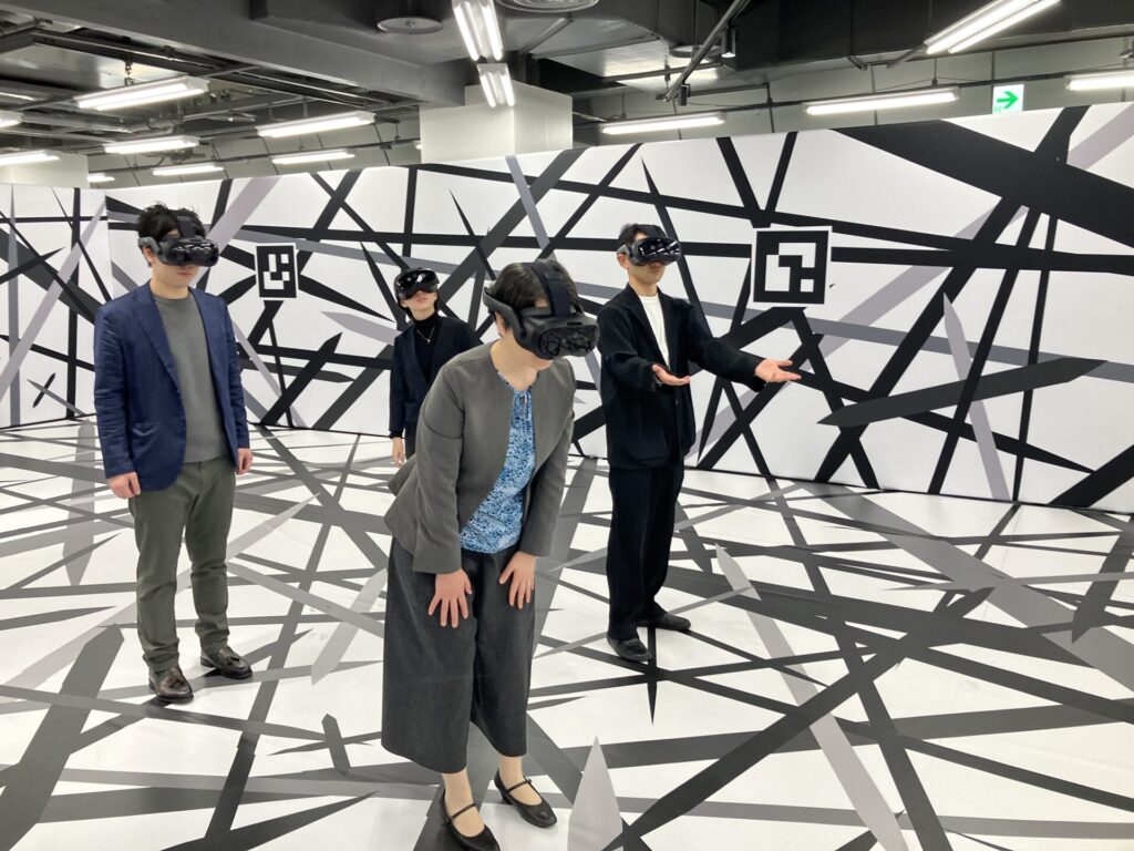 VR体験の様子（NHK VR「サムライの見た夢～幻の豊臣大坂城～」）