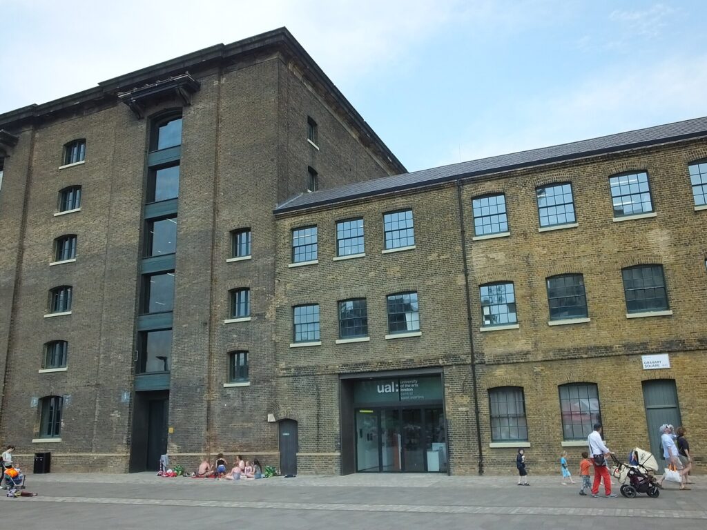 レンガ造りの Granary Building と ual の看板がある入口