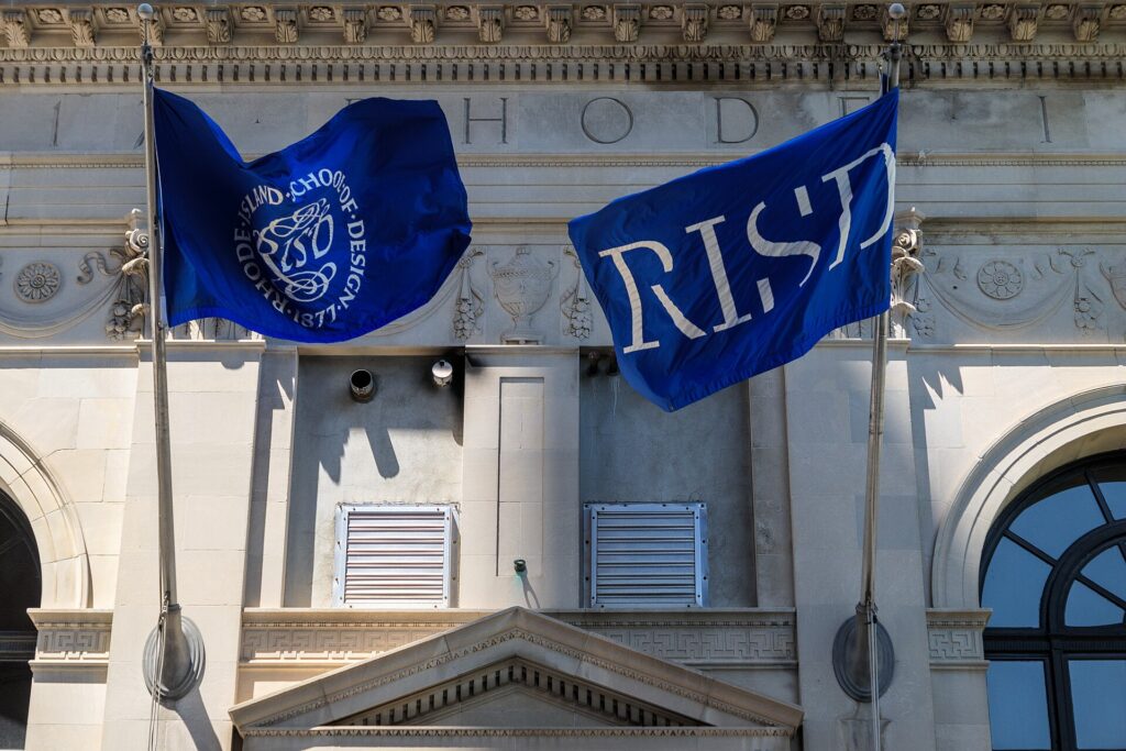 RISD の校名と校章が入った青い旗