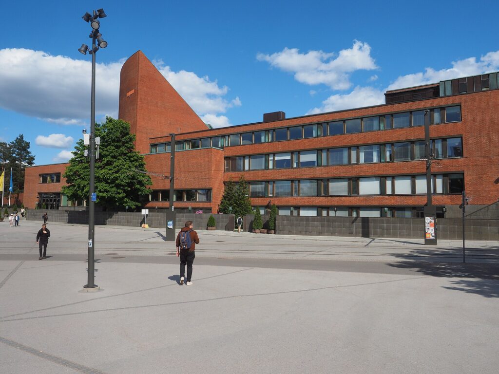 赤レンガ造りのアールト大学の校舎と広場