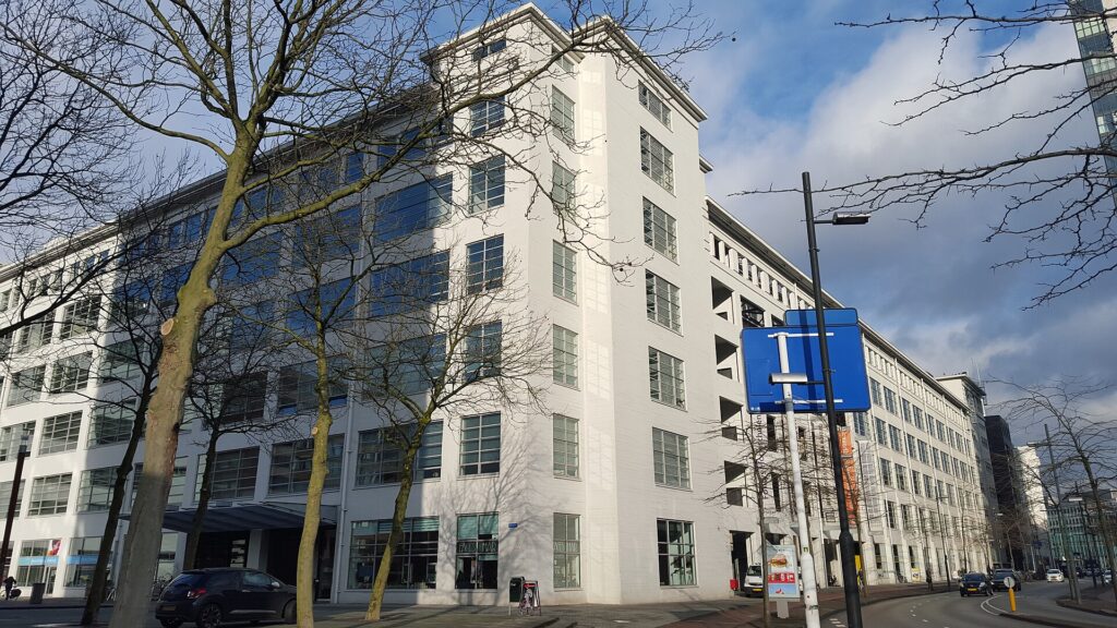 白い外壁の旧工場の建物 De Witte Dame