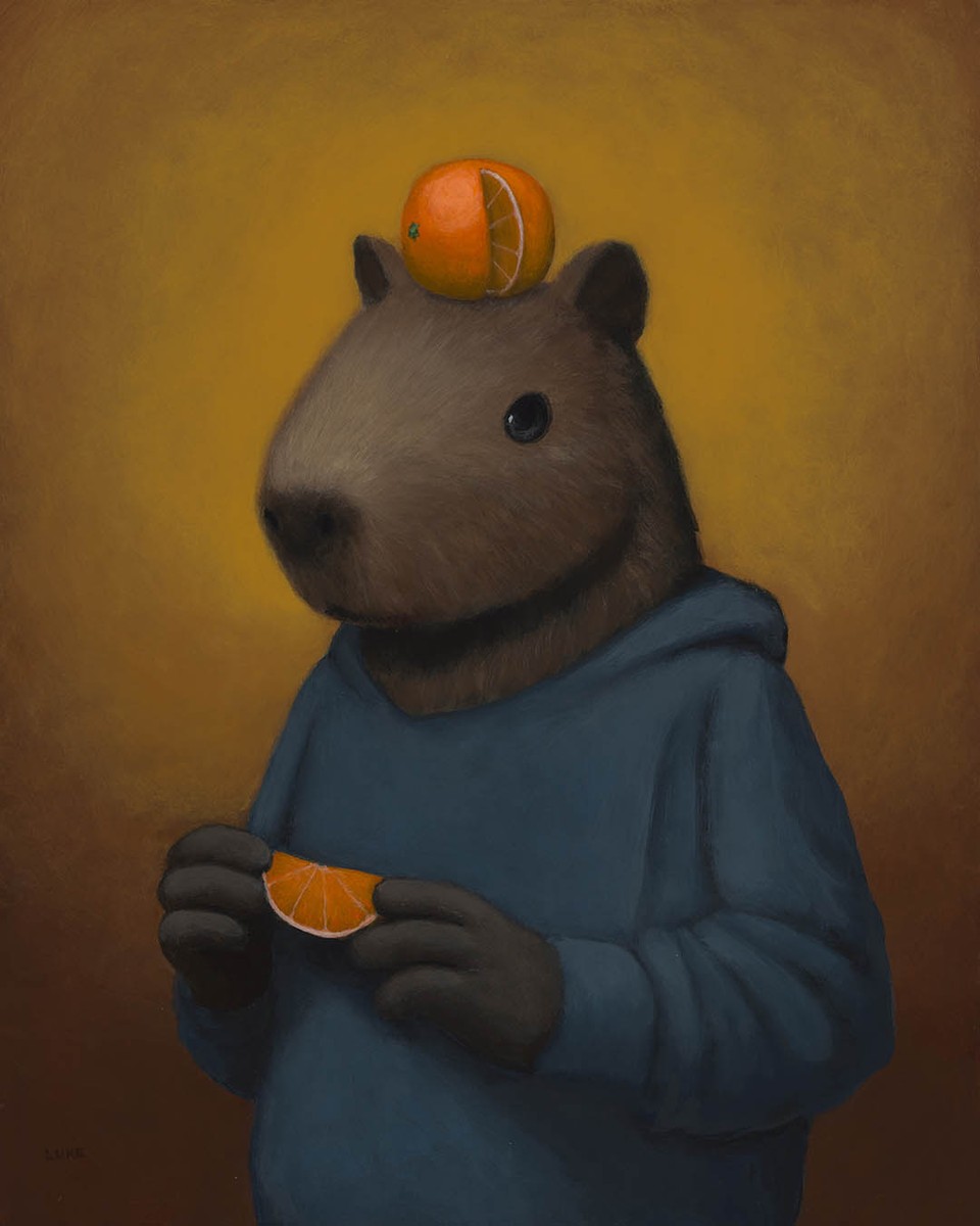 ルーク・チュエ『Capybara』。黄土色から茶色へ暗くなる背景の前に、青いパーカーを着たカピバラが立ち、頭にオレンジを載せ、手でオレンジのひと房をつまんでいる縦長の絵