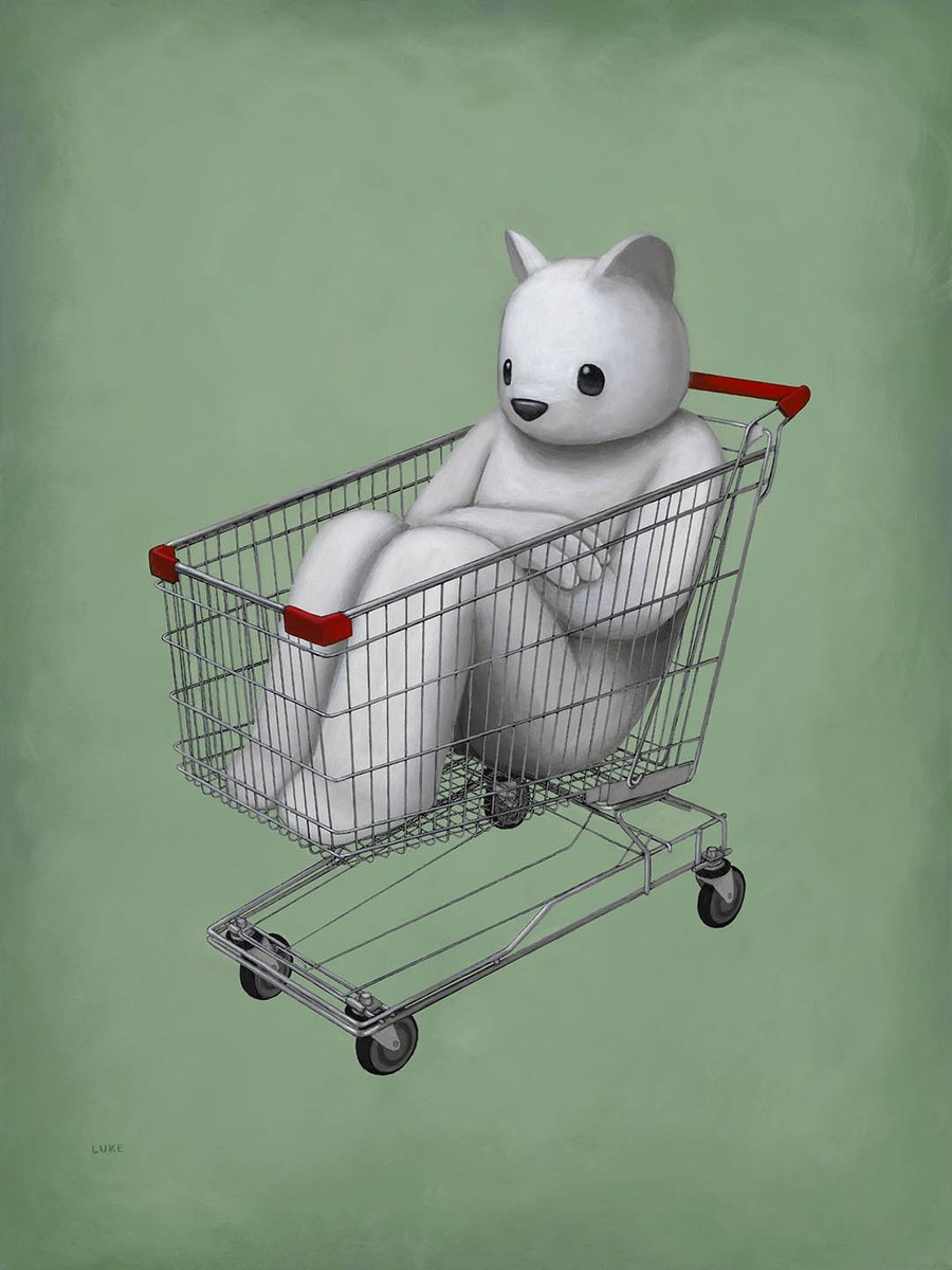 ルーク・チュエ『Commodified』。くすんだ緑一色の背景の前に、赤い持ち手のスーパーマーケットの買い物カートがあり、その中に白いクマのようなキャラクターがひざを抱えて座っている縦長の絵