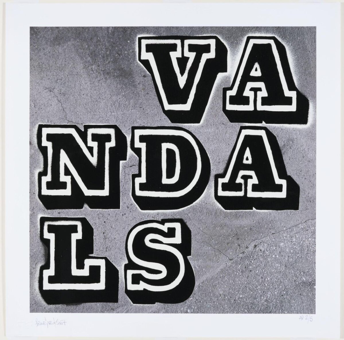 ベン・アイネ『Vandals』。コンクリートの壁のような灰色の地に、白い縁取りのある黒い太い文字でVANDALSと3段に刷られた正方形のスクリーンプリント