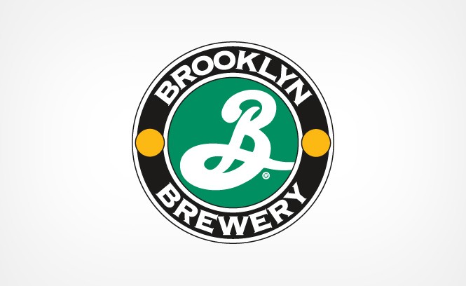 緑の円の中に白い筆記体のBを置き、黒い輪に白い大文字でBROOKLYN BREWERYと入れたロゴ。輪の左右に黄色い丸が付いている。