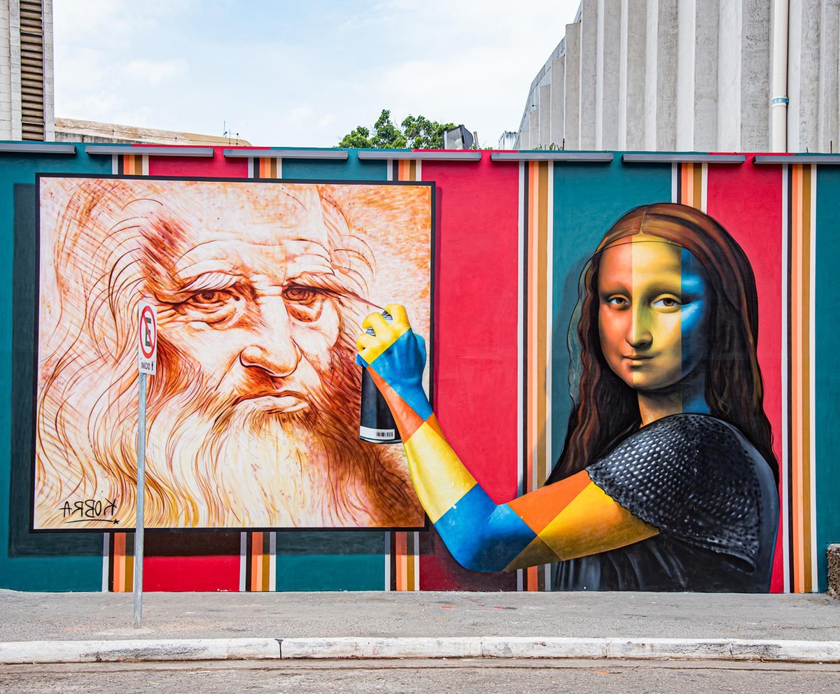 エドゥアルド・コブラの壁画『Monalisa』。左に赤茶色の線で描かれた白いひげの老人の顔があり、右のモナ・リザが色とりどりの腕を伸ばしてスプレー缶を絵に向けている