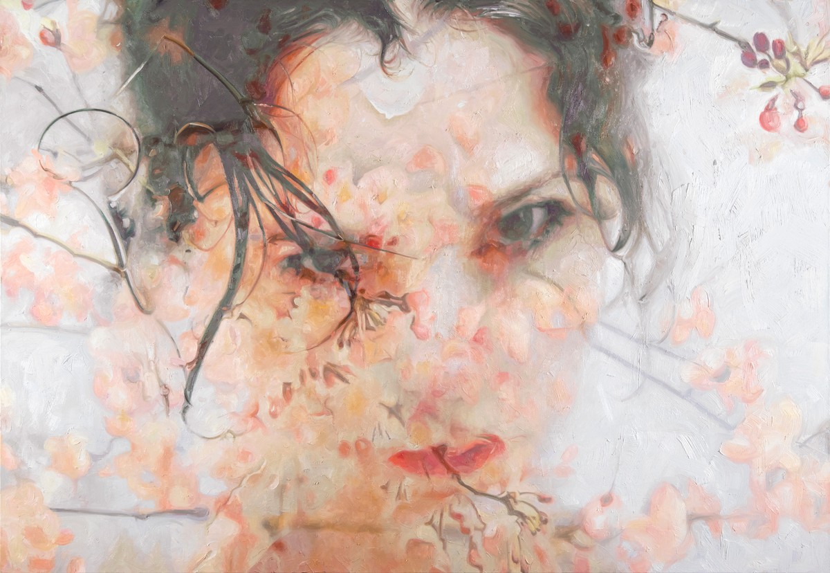 アリッサ・モンクス『Shapeshifter』。女性の顔が大きく描かれ、その上に淡いピンクの花をつけた枝が一面に重なり、片方の目だけが鮮やかにこちらを見つめる横長の油彩画