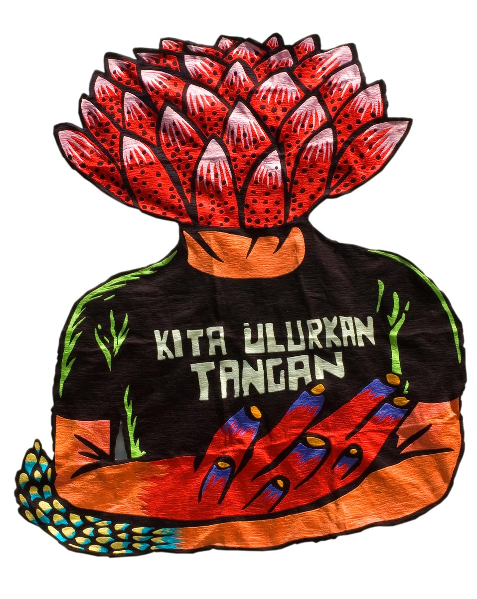 エコ・ヌグロホ『We extend our hands』。赤い花びらの花のような頭と、白い文字「KITA ULURKAN TANGAN」を刺繍した黒い胴体の刺繍作品