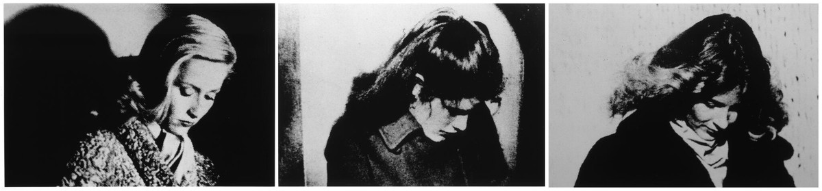 リチャード・プリンス『Untitled (Three Women with Heads Cast Down)』。暗い背景の前で、コートや上着を着た3人の女性がうつむいて目を伏せる白黒の粗い粒子の写真を横に3枚並べた作品