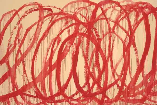 サイ・トゥオンブリー『Untitled（Bacchus）』。クリーム色の地に、赤い絵具の大きな輪が何重にも重なり、絵具が垂れた跡が縦に残る横長の絵