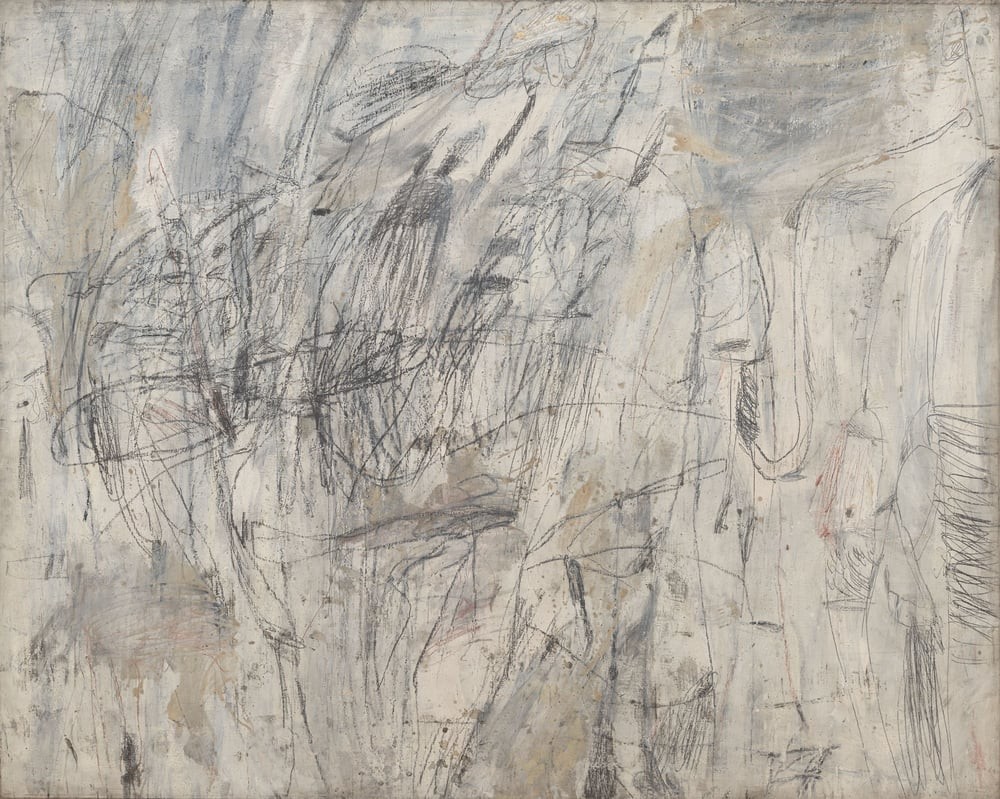 サイ・トゥオンブリー『Untitled』（1954年）。灰白色とくすんだ水色の地に、鉛筆やクレヨンの細い線がからまるように画面いっぱいに引かれ、右下には櫛の歯のような短い線が並ぶ