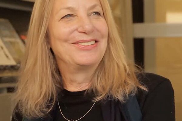 出典：Paula Scher, WIKIMEDIA, https://commons.wikimedia.org/