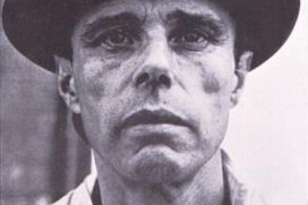 出典:Joseph Beuys, WIKIART, https://www.wikiart.org/