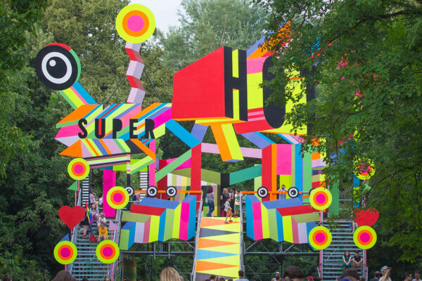出典：Super Hot, MORAG MYERSCOUGH, https://www.moragmyerscough.com/